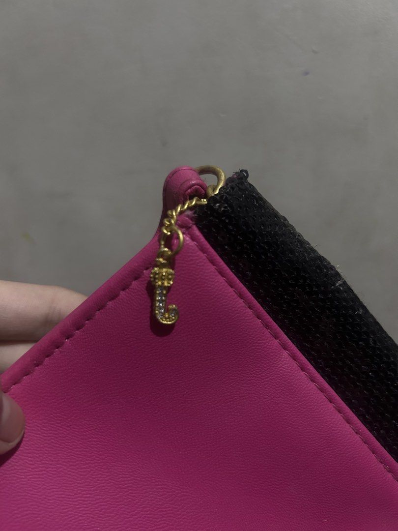 Juicy couture sling bag (Category: Cross-body Bags) located in Muntinlupa City. Submitted by maria_777thriftfinds (Listing ID 1461529278, Image 2). Description: can lower the price if sure buyer .