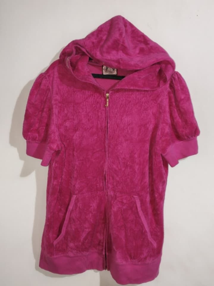Juicy Cuoture (Category: Activewear) located in Manila. Submitted by john-rey_ukay0 (Listing ID 1461433185, Image 1). Description: last pic issue: size Xl on tag fittings in large.