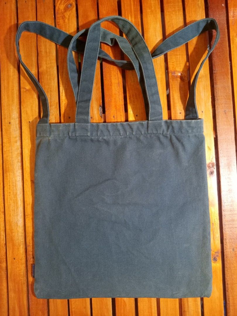 Kangol Tote Bag (Category: Sling Bags) located in Cebu City. Submitted by gille.marco27 (Listing ID 1461417575, Image 3). Description: - Classic Kangol tote bag - Dark grey canvas material - Iconic kangaroo logo on the front - Simple and functional design - Two shoulder straps for easy carrying - Great for everyday use, books, or groceries - Versatile for any occasion.