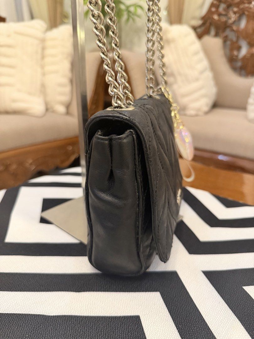 Kate Spade Black Quilted Leather Chain Shoulder Bag (Category: Cross-body Bags) located in Santiago. Submitted by yrellagnoihsaf (Listing ID 1461447683, Image 2). Description: Kate Spade Briar Lane Quilted Mini Emelyn Crossbody, highlighted by its chic chevron leather quilting and convertible chain strap ✅ AUTHENTIC ✅ genuine leather ✅ excellent condition with normal sign of usage no major flaws ✅ L 7” H 6” W 2” ✅ kili bag or body bag ❤️accessori