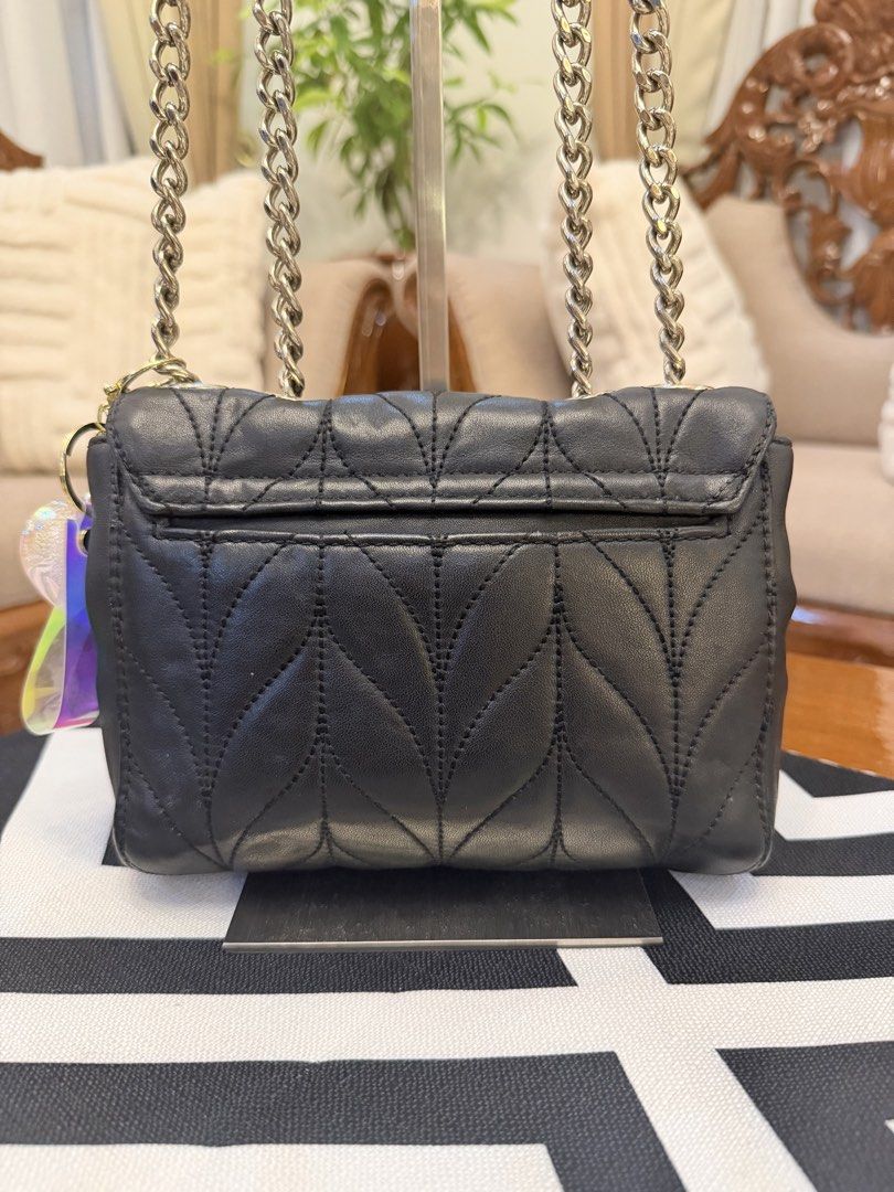 Kate Spade Black Quilted Leather Chain Shoulder Bag (Category: Cross-body Bags) located in Santiago. Submitted by yrellagnoihsaf (Listing ID 1461447683, Image 3). Description: Kate Spade Briar Lane Quilted Mini Emelyn Crossbody, highlighted by its chic chevron leather quilting and convertible chain strap ✅ AUTHENTIC ✅ genuine leather ✅ excellent condition with normal sign of usage no major flaws ✅ L 7” H 6” W 2” ✅ kili bag or body bag ❤️accessori
