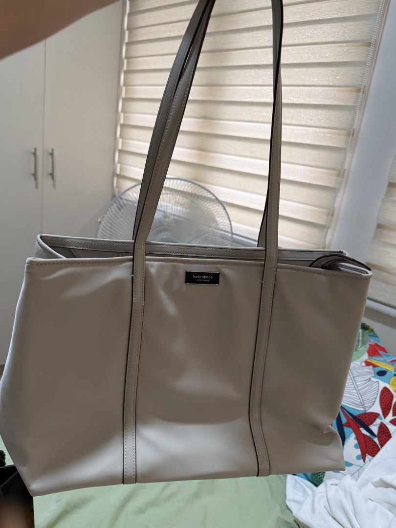 Kate spade tote (Category: Tote Bags) located in Santiago. Submitted by laraeavonna (Listing ID 1461362057, Image 2). Description: .