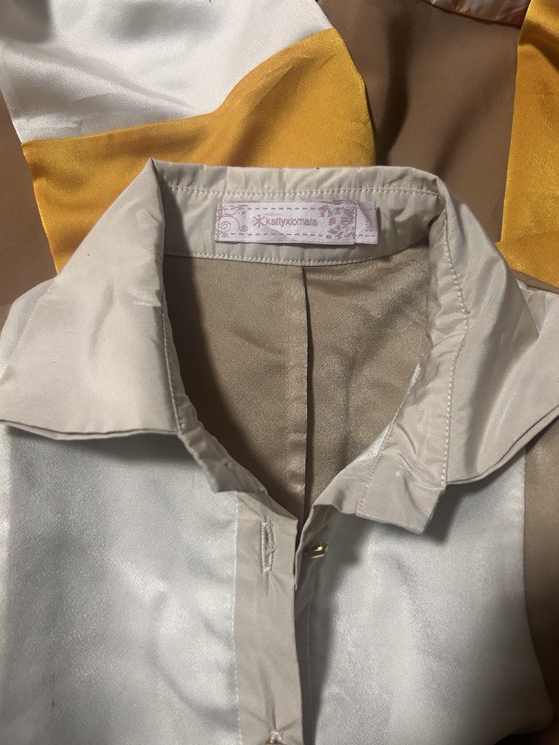 KATTY XIOMARA (Category: Longsleeves) located in Davao. Submitted by sart0ria85 (Listing ID 1461410643, Image 2). Description: A quadcolor of beige, cream, yellow and prints in this classic long sleeve made of 100%POLYESTER. MADE IN PORTUGAL 🇵🇹 SMALL. Size 4. EXCELLENT CONDITION (94/100).