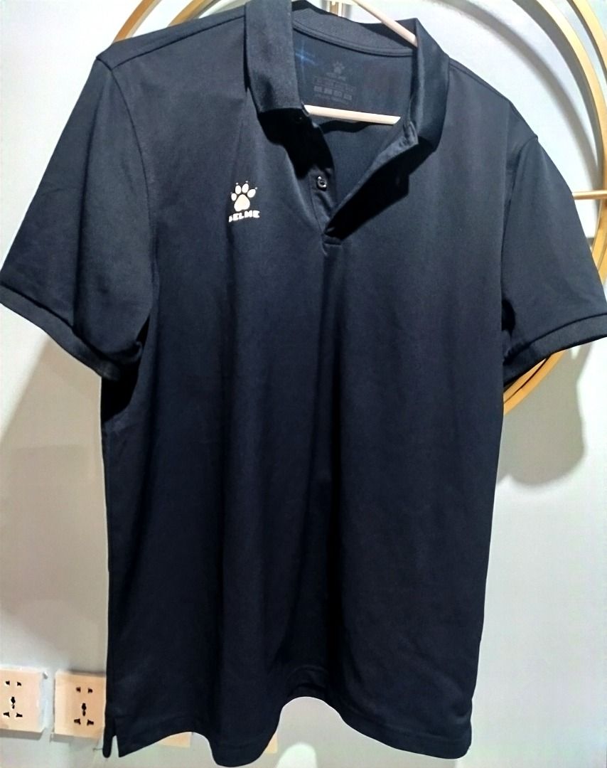 Kelme Black Polo Shirt (Category: Tshirts & Polo Shirts ) located in Caloocan City. Submitted by safebear_4bdc70 (Listing ID 1461462277, Image 1). Description: - Black Kelme polo shirt - Short sleeves with collar - Button closure - Features Kelme logo on chest - Perfect for casual wear or sports activities.