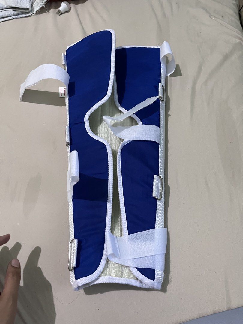 Knee immobilizer/ Leg brace (Category: Braces, Support & Protection) located in Manila. Submitted by vash_tia (Listing ID 1461416380, Image 2). Description: used for a week details in the last photo .