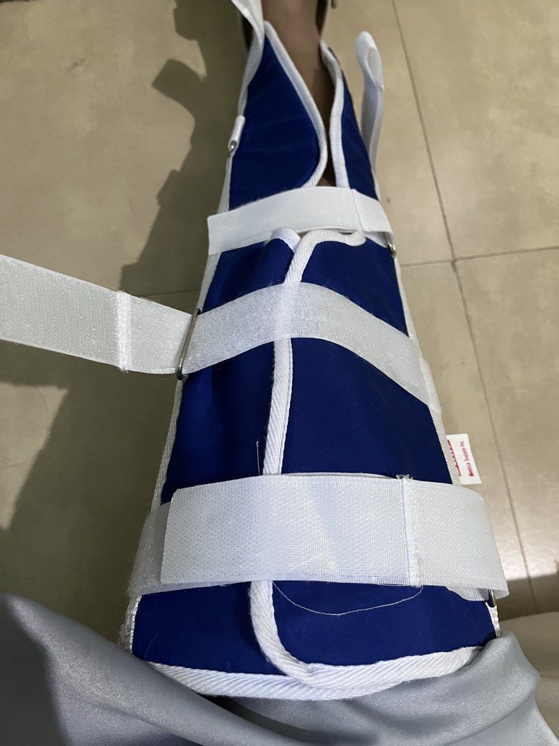 Knee immobilizer/ Leg brace (Category: Braces, Support & Protection) located in Manila. Submitted by vash_tia (Listing ID 1461416380, Image 3). Description: used for a week details in the last photo .