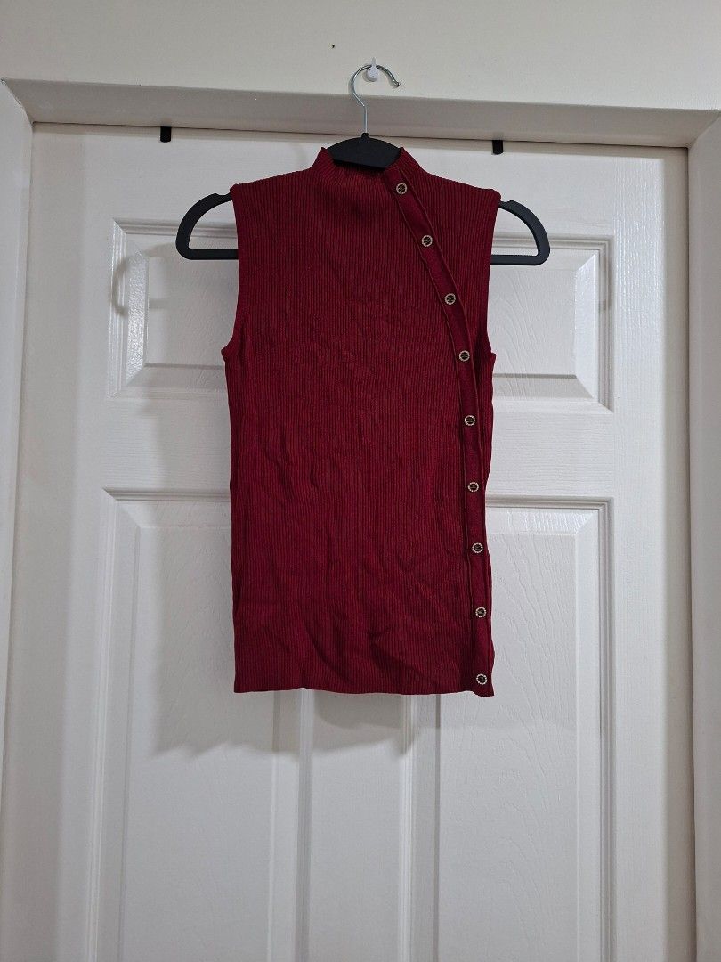 Knits Collection Ribbed Button-Up Top L/XL (Category: Blouses) located in Pasig City. Submitted by avcan (Listing ID 1461473165, Image 1). Description: - Maroon ribbed top from Knits Collection - Features a row of decorative buttons along the neckline - Size L/XL with good stretch, but will fit S to M - Perfect for layering or wearing as a standalone piece.