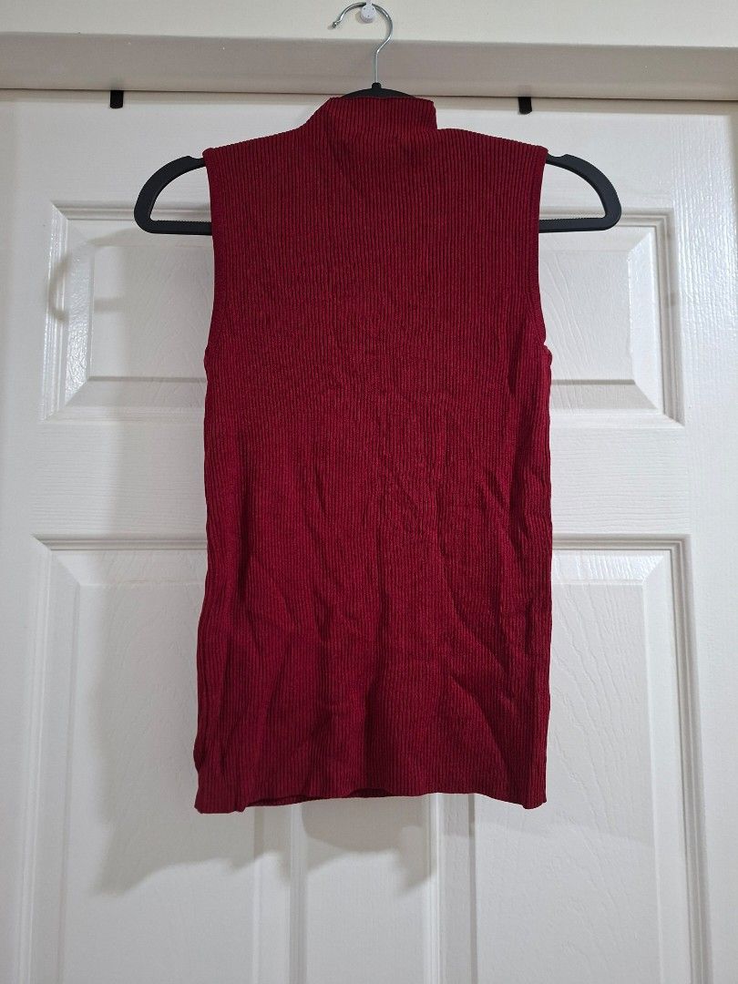 Knits Collection Ribbed Button-Up Top L/XL (Category: Blouses) located in Pasig City. Submitted by avcan (Listing ID 1461473165, Image 2). Description: - Maroon ribbed top from Knits Collection - Features a row of decorative buttons along the neckline - Size L/XL with good stretch, but will fit S to M - Perfect for layering or wearing as a standalone piece.