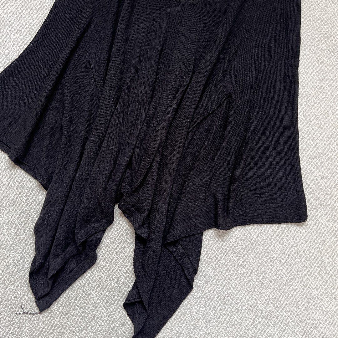 knitted asymmetrical whimsy poncho (Category: Others Tops) located in Limay. Submitted by budolfindsrawrawr (Listing ID 1461520230, Image 3). Description: knitted asymmetrical whimsy poncho - freesize l32 bust freesize - in excellent condition .