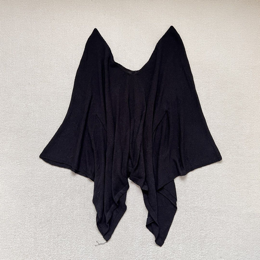knitted asymmetrical whimsy poncho (Category: Others Tops) located in Limay. Submitted by budolfindsrawrawr (Listing ID 1461520230, Image 1). Description: knitted asymmetrical whimsy poncho - freesize l32 bust freesize - in excellent condition .