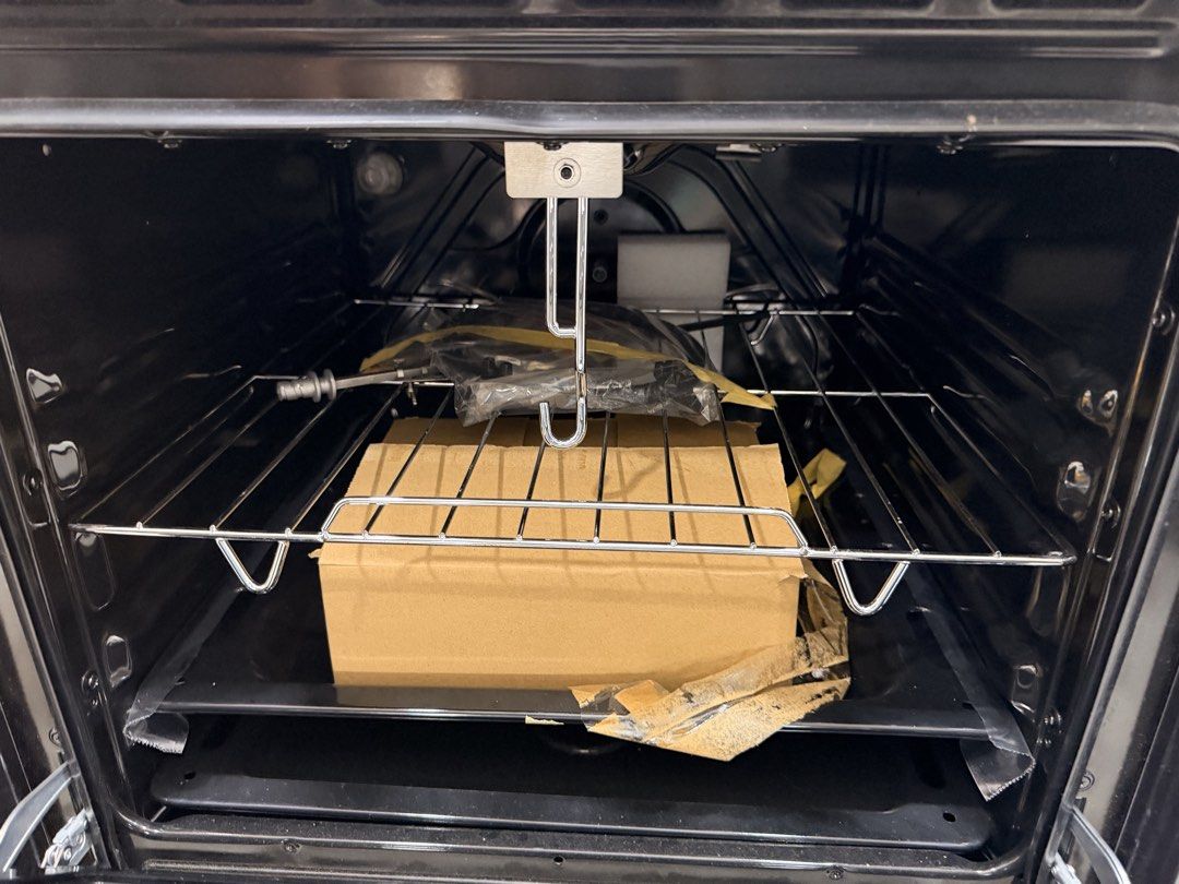 La Germania Gas Range with Oven (Category: Ovens & Toasters) located in Rizal. Submitted by leahann (Listing ID 1461339492, Image 3). Description: La Germania Gas Range with Oven BRANDNEW 1 Medium, 1 Small, & 1 Turbo Gas Burners Electronic Microswitch Ignition 1 Electric Hotplate: 188mm Gas Themostat Oven 80 Liters Oven Capacity Flame Failure Safety Device Powder Coated Body Tempered Top Glass Cover 60cmx60cmx85cm Negotiable RFS: Change of plan..