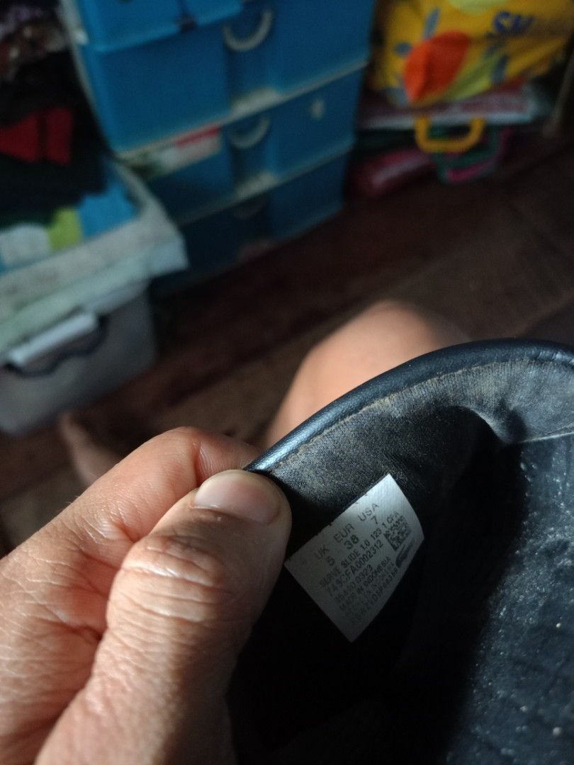 Lacoste (Category: Slippers and slides) located in Manila. Submitted by raymund2501 (Listing ID 1461379672, Image 3). Description: for sale 800 urig Lacoste slide size 7 women's 6 men's no box good condition RFS hindi ngagamit msyado.