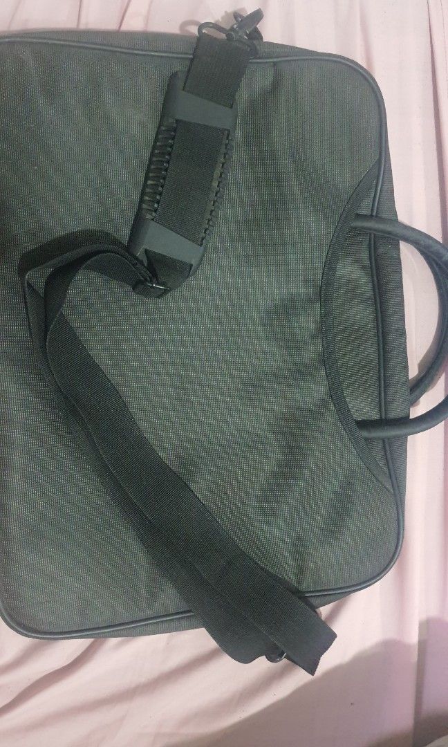 Laptop Bag (Category: Laptop Bags & Sleeves) located in Tarlac. Submitted by gunz__ (Listing ID 1461327771, Image 1). Description: Good condition Hardware discoloration/rusting ₱500 + shipping fee (shipped via J&T) MOP: Gcash PM if interested.