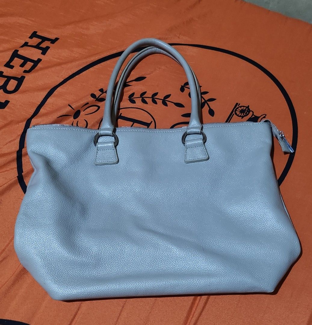 LAZY SUSAN Grey Leather Tote Bag (Category: Tote Bags) located in Caloocan City. Submitted by boldmoon_306f32 (Listing ID 1461509655, Image 2). Description: Selling an authentic Lazy Susan (Japan lifestyle brand) gray shoulder bag. Made of genuine pebbled leather. Very spacious and perfect for everyday use, work, or casual outings. - Material: Grained Genuine Leather - Closure: Top Zipper - Features: Inner pockets, comfortable top handles - Issue