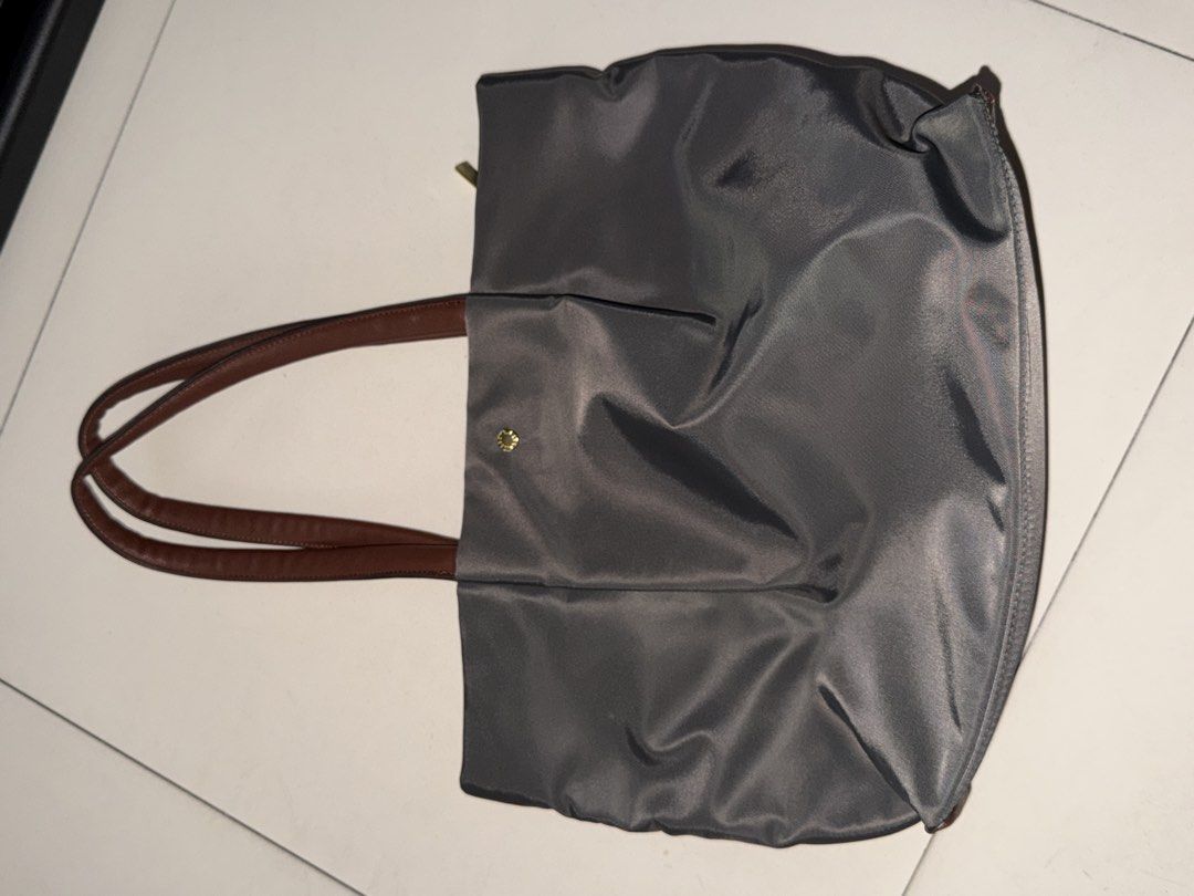 Le largo tote bag (Category: Tote Bags) located in Manila. Submitted by hatdognablue (Listing ID 1461360879, Image 1). Description: - Grey nylon tote bag - Brown faux leather handles - Zipper closure - Interior zippered pocket - Interior slip pocket - Ideal for everyday use - Spacious interior - Easy to carry.