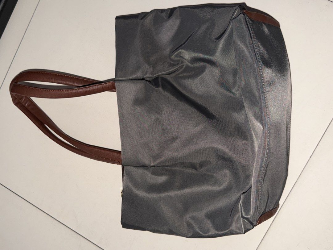Le largo tote bag (Category: Tote Bags) located in Manila. Submitted by hatdognablue (Listing ID 1461360879, Image 2). Description: - Grey nylon tote bag - Brown faux leather handles - Zipper closure - Interior zippered pocket - Interior slip pocket - Ideal for everyday use - Spacious interior - Easy to carry.