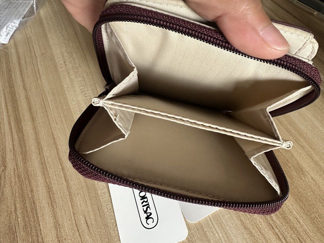 Le Sport Sac wallet (Category: Wallets & Card holders) located in Quezon City. Submitted by raketerang_nars (Listing ID 1461365923, Image 3). Description: Preloved Le Sport Sac wallet 💯OG | bought from Rustans Color: Deep Cherry Used a few times only With minimal signs of usage, almost unnoticeable Price slightly nego .