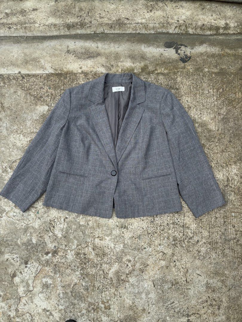 Le Suit Woman Grey Plaid Single Button Blazer (Category: Coats, Jackets and Outerwear) located in San Pedro. Submitted by wharfthrift (Listing ID 1461516042, Image 2). Description: FOR SALE ‼️ Le Suit Woman Grey Plaid Single Button Blazer Good condition 9/10 color rate: 9.5/10 size 26 x 27 x 24 sleeves ₱590 + SF shipping via lalamove or j&t meetup san pedro laguna or muntinlupa .