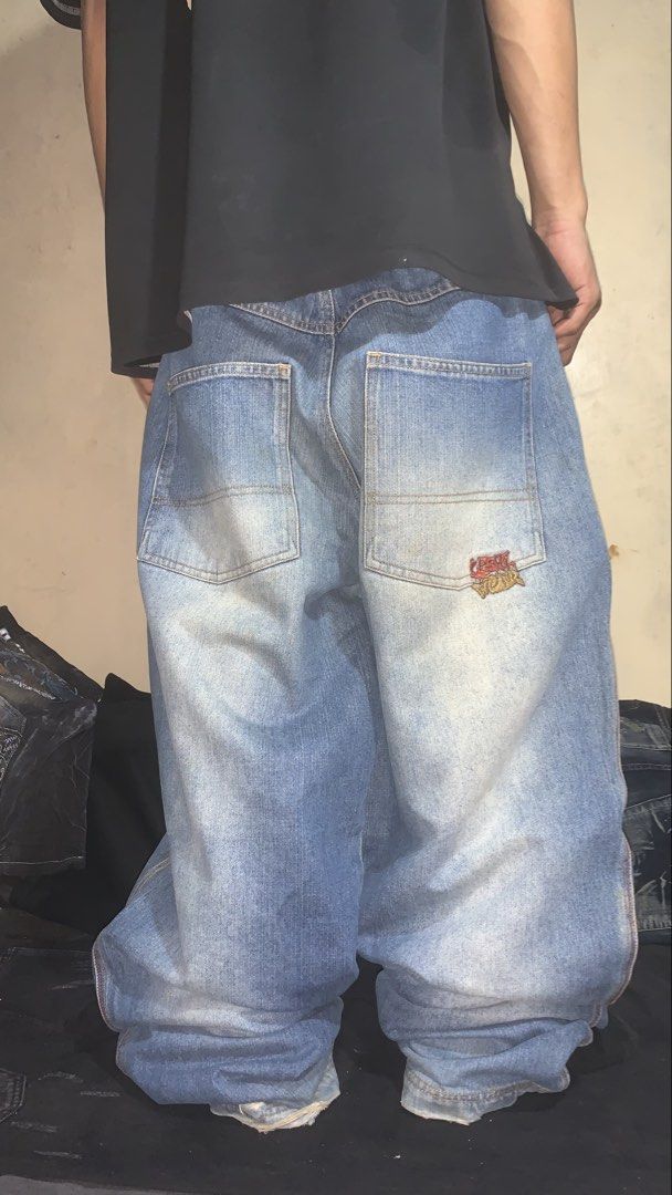 LEAK WEAR (Category: Jeans) located in Aloran. Submitted by archives_wear (Listing ID 1461381680, Image 2). Description: WAIST 34 THIGH 15 LENGTH A45 LEG OPENING 9.5 PRICE 1999.