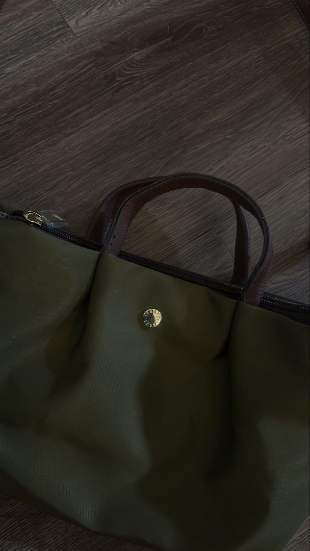 Legato Largo Hand Bag in Olive (Category: Luxury Bags & Wallets) located in Manila. Submitted by kimberlycryztal (Listing ID 1461538848, Image 3). Description: - Olive green Longchamp tote bag - Genuine leather handles and strap - Secure zipper closure - Ample interior space for all your essentials - Includes a detachable shoulder strap for versatile carrying - Elegant gold hardware details - Ideal for everyday use or travel.