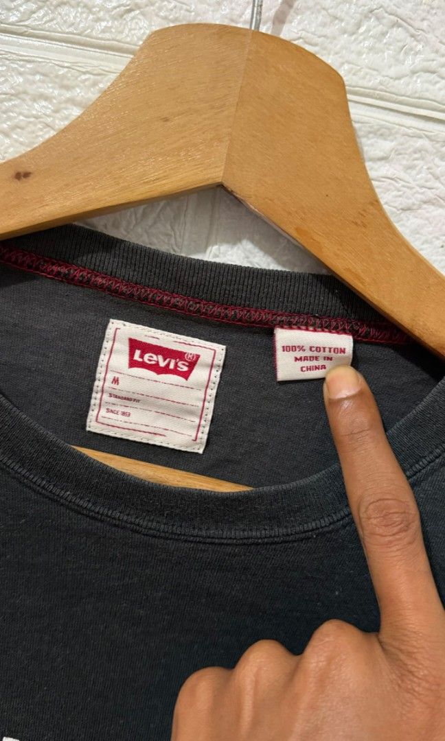 LEVIS (Category: Tshirts & Polo Shirts) located in Kuala Lumpur. Submitted by kacimatamerah (Listing ID 1461534458, Image 3). Description: ⚜️LEVIS⚜️ 🚀 PIT 20" 🚀 LABUH 27" 🚀 MADE IN CHINA 🚀 BAHAGIAN LEHER FADED - RM 35 -.