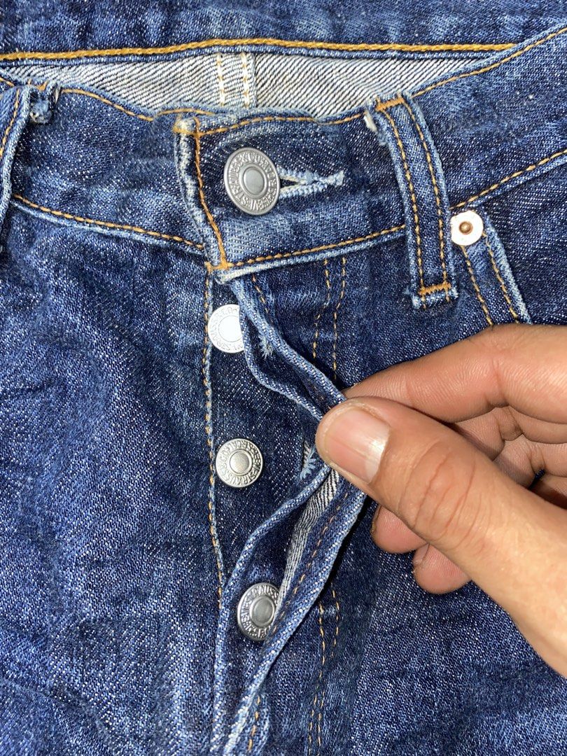 LEVIS 501 (Category: Jeans) located in Lantawan. Submitted by alfhadzrie23687 (Listing ID 1461549798, Image 2). Description: LEVIS 501 W30 L32 .