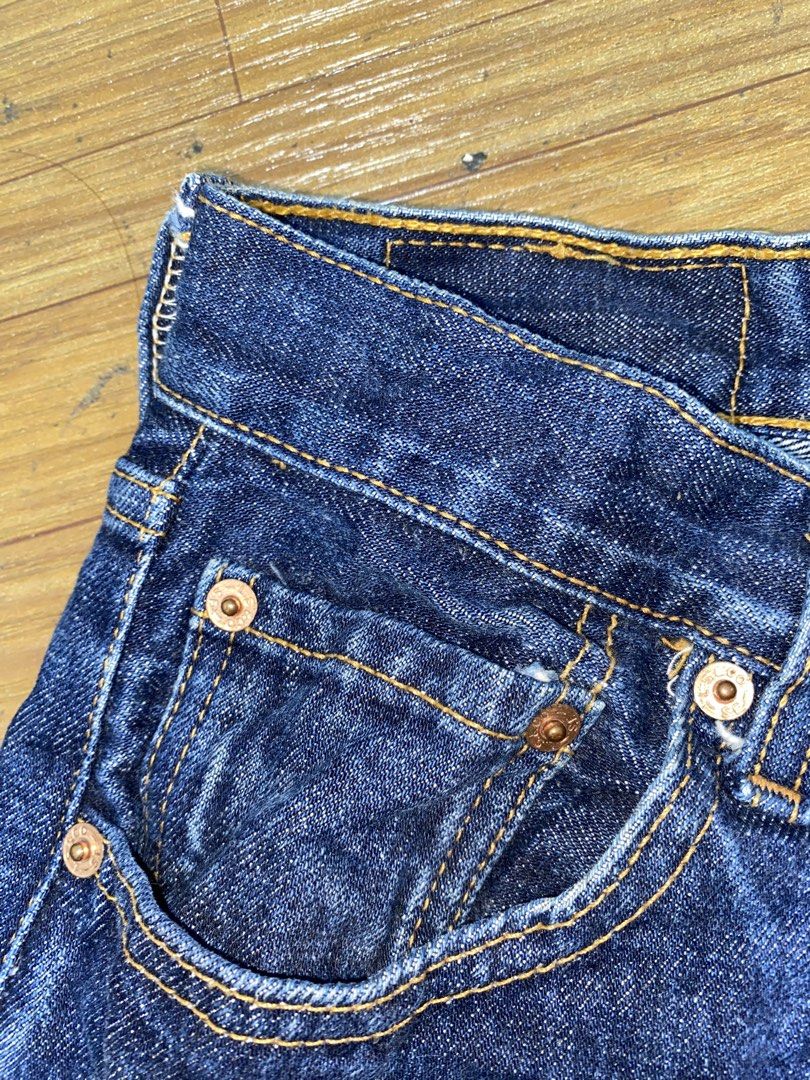 LEVIS 501 (Category: Jeans) located in Lantawan. Submitted by alfhadzrie23687 (Listing ID 1461549798, Image 3). Description: LEVIS 501 W30 L32 .