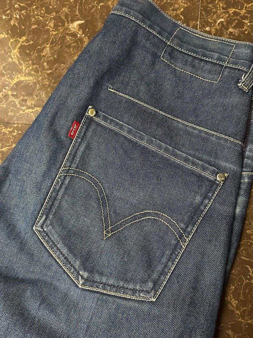 LEVIS ENGINEERED (Category: Activewear) located in Abucay. Submitted by lux.mnl (Listing ID 1461500706, Image 2). Description: Waist:32 Length:48 as new condition.