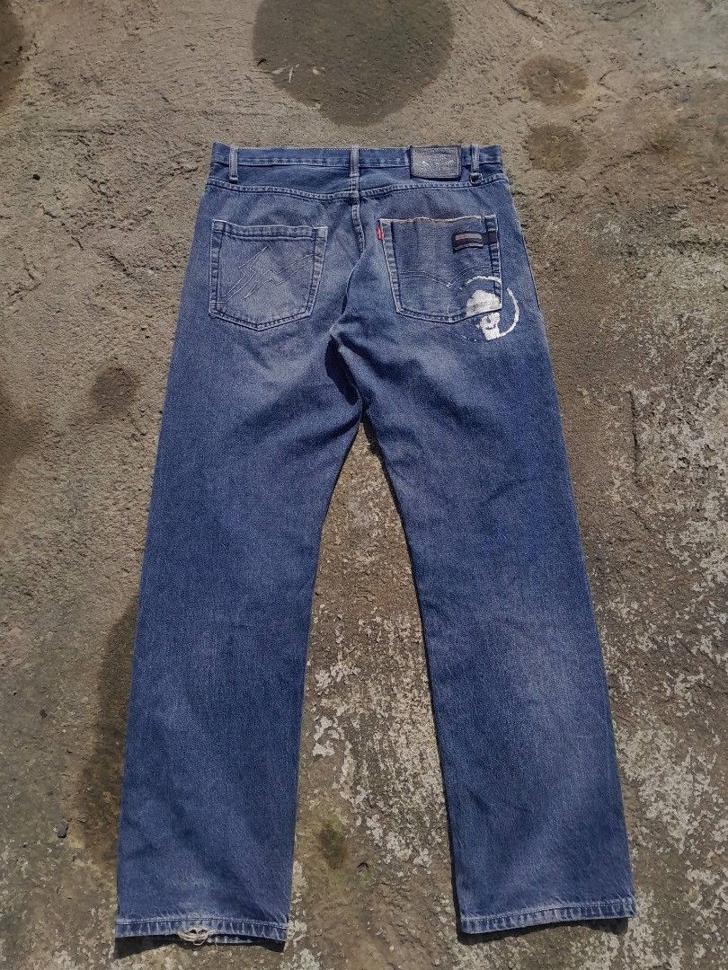 Levi's Fenom x Fragment (Category: Jeans) located in Manila. Submitted by phil_thrift (Listing ID 1461463519, Image 3). Description: Levi's Fenom x Fragments selvedge 36 x 43 x 8 issue: heel drag, minimal fadings .