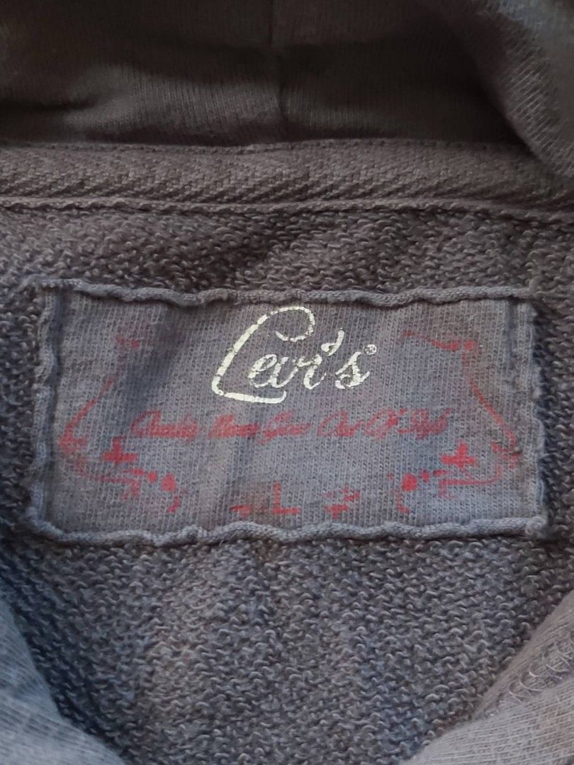 LEVI'S GRAPHIC PULLOVER HOODIE (Category: Coats, Jackets and Outerwear) located in Bulacan. Submitted by nansantiago (Listing ID 1461521285, Image 3). Description: LEVI'S GRAPHIC PULLOVER HOODIE Youth size Large 18" chest 21" length 22" sleeves Preloved condition 🏷️ ₱250‼️ 📍 Location: Plaridel, Bulacan 💸 Mode of Payments: Gcash / BPI 📦 Pick-up / Ship 🚚 Couriers : Flash Express / SPX / Lalamove.