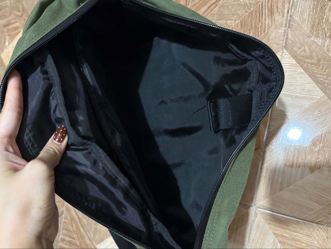 Levi's Green and Black Duffle Bag (Category: Sling Bags) located in Tacloban City. Submitted by rdtbb (Listing ID 1461371648, Image 3). Description: - Stylish green and black duffel bag - Spacious main compartment with internal pockets - Convenient front zip pocket for quick access - Includes a detachable shoulder strap for comfortable carrying - Ideal for gym sessions or weekend getaways - Made with durable material for long-lasting use.