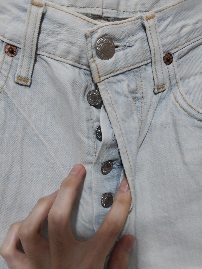 Levis Light Wash Denim Jeans (Category: Jeans) located in Manila. Submitted by PrinceDani.Clothing (Listing ID 1461370436, Image 3). Description: levis light wash denim pants Size 30in waist 35in length 7in leg opening excellent condition .