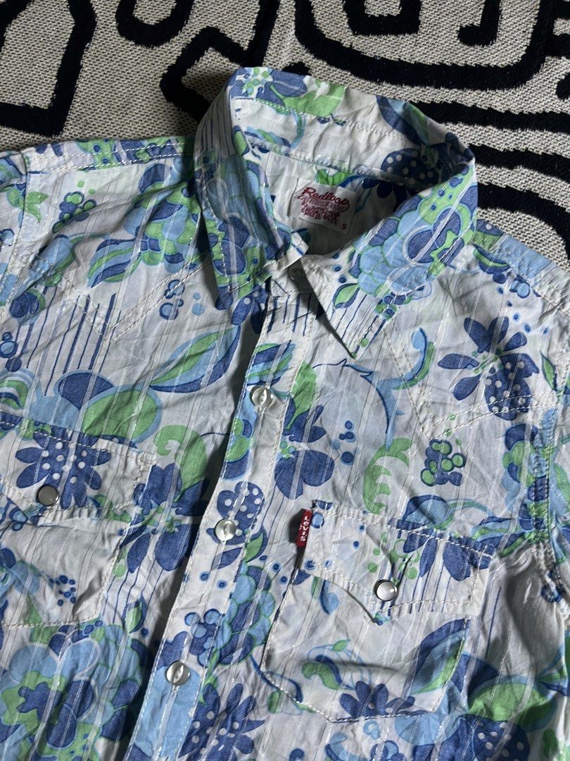 Levi’s Redloop polo long sleeve (Category: Longsleeves) located in Silang. Submitted by yusthrift (Listing ID 1461447245, Image 2). Description: Levis Redloop polo sleeve floral Size: S on tag 17 inc width 22 inches length No issue Very good condition .