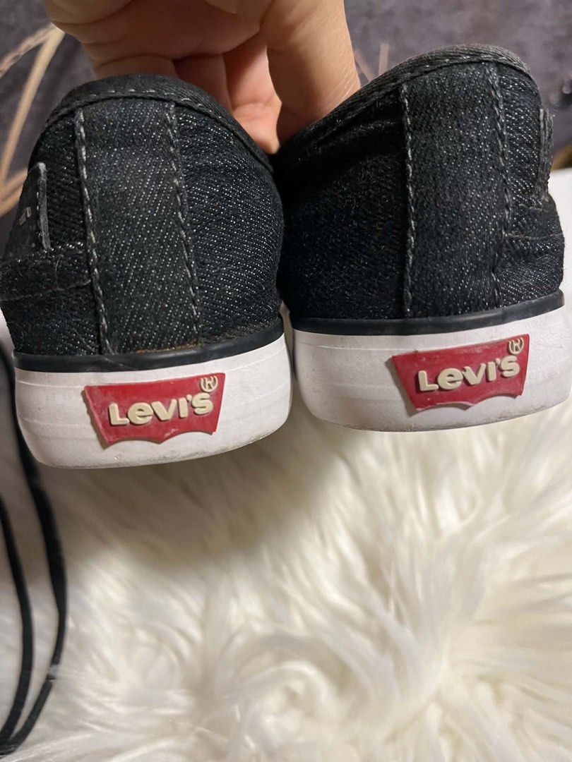 Levis sneakers (Category: Sneakers & Footwear) located in Caloocan City. Submitted by trebdy01 (Listing ID 1461336285, Image 3). Description: Can fit sa size 5,51/2 Kasya din sa sise 6 pag payat paa mo .