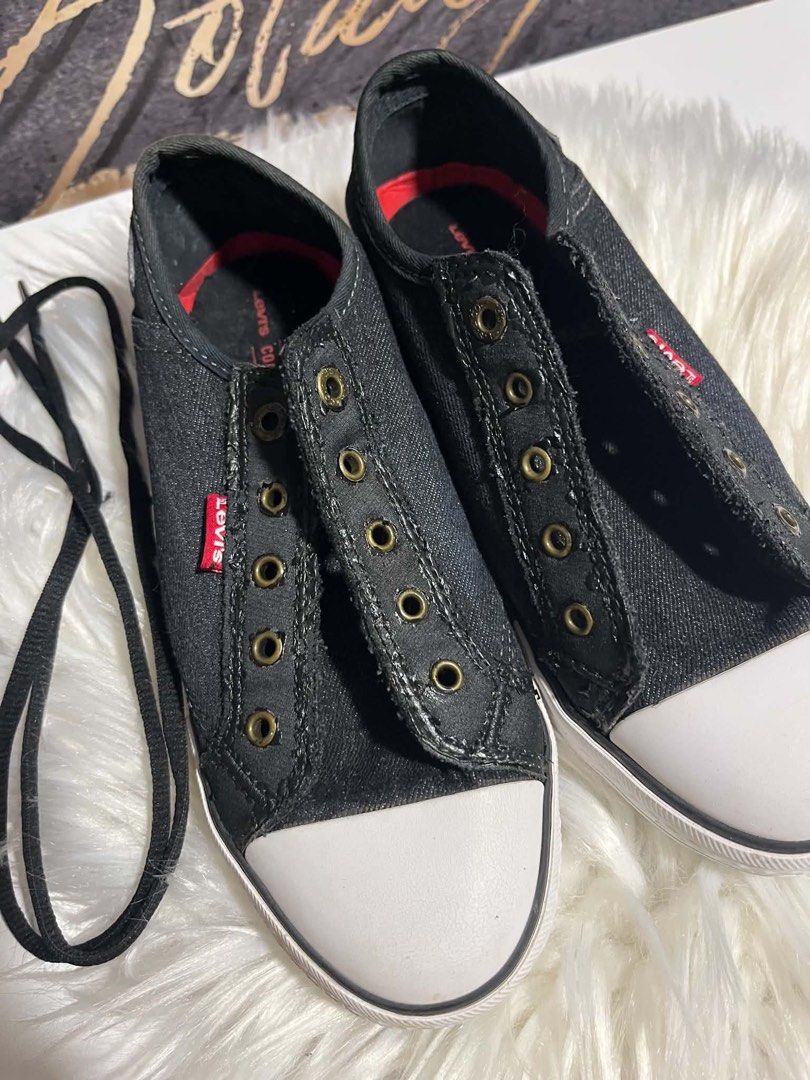 Levis sneakers (Category: Sneakers & Footwear) located in Caloocan City. Submitted by trebdy01 (Listing ID 1461336285, Image 1). Description: Can fit sa size 5,51/2 Kasya din sa sise 6 pag payat paa mo .