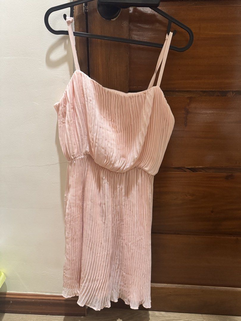 Light Pink Pleated Cami Dress (Category: Dresses) located in Los Banos. Submitted by myexcesstuff (Listing ID 1461502269, Image 1). Description: 🔆 last price posted ! pleated dress with zipper details on the side and has belt slots ✅ rfs: decluttering ✅ no WW since it's too big on me (not mine) 📌 SF to be shouldered by buyer. Shipping from LAGUNA..