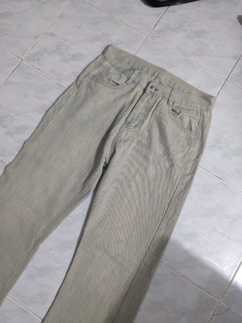 Light Wash Flare Jeans (Category: Jeans) located in Manila. Submitted by thriftsezsta (Listing ID 1461526731, Image 3). Description: - Light wash denim jeans - Trendy flare leg style - Classic five-pocket design - Secure button and zip front closure - Belt loops for customization - Ideal for everyday casual wear.