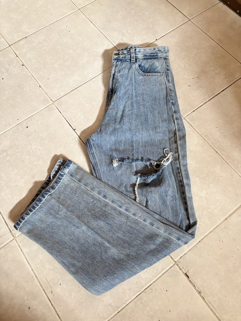 Light Wash Ripped Denim Jeans (Category: Jeans) located in Manila. Submitted by manifest_05 (Listing ID 1461516758, Image 1). Description: - Light wash denim jeans - Ripped details on the leg - Classic five-pocket style - Button and zip closure - Relaxed fit - Ideal for casual wear - Versatile for pairing with any top.