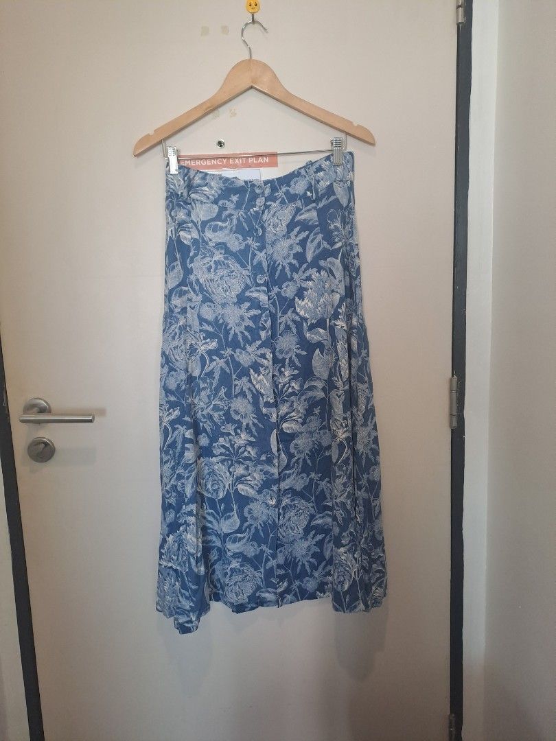 Linen blend skirt (Category: Other Bottoms) located in Manila. Submitted by joanbalde39643 (Listing ID 1461423135, Image 2). Description: This is a Koton Linen-Blended Floral Midi Skirt featuring a classic toile-style blue botanical pattern. Because it has a bold, romantic print, you can style it using simple, neutral building blocks to let the pattern stand out. Below are three classic ways to style it,.