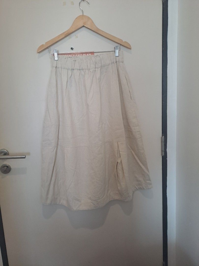 Linen skirt beige (Category: Skirts) located in Manila. Submitted by joanbalde39643 (Listing ID 1461384165, Image 1). Description: a beige linen-blend midi skirt with a comfortable elasticated waistband and subtle inverted box pleats near the lower hem. Linen-blend midi skirts offer a breezy, relaxed aesthetic perfect for warm-weather styling.