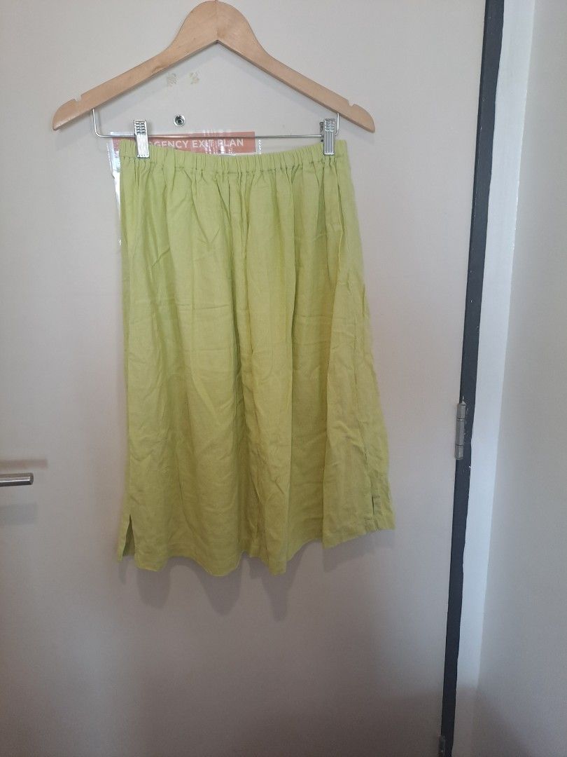 Linen skirt vintage design (Category: Skirts) located in Manila. Submitted by joanbalde39643 (Listing ID 1461425453, Image 2). Description: This item is a lime green midi-length skirt featuring a distinctive 1920s Art Deco "Flapper Girl" novelty border print along the bottom hem. Design FeaturesSilhouette: It has a relaxed A-line shape with a comfortable, gathered elastic waistband..