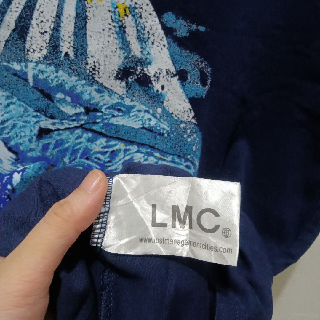 LMC SeaWorld Shirt Navy Blue (Category: Tshirts & Polo Shirts ) located in Quezon City. Submitted by jaychingsss (Listing ID 1461493257, Image 2). Description: LMC Seasworld Shirt - 100 20x26.5 Complete Tags Color Rate: 9.5/10 NEED WASH.