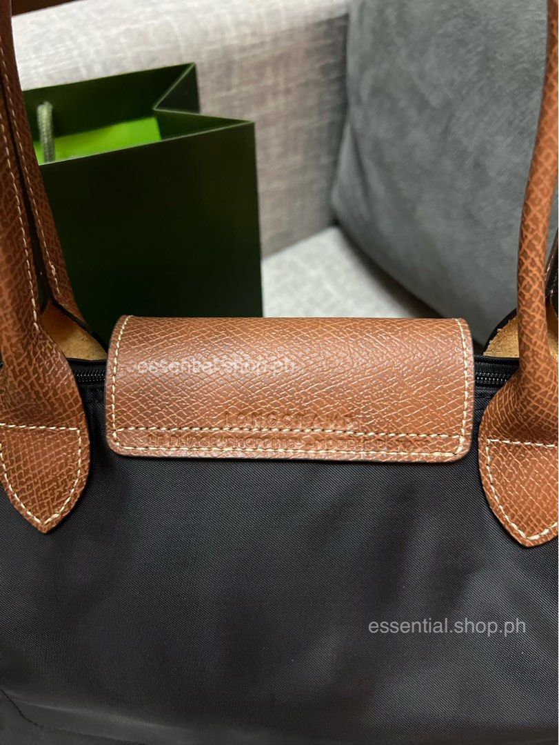 Longchamp Le Pliage Original Medium Long Handle Tote Bag Black (Category: Luxury Bags & Wallets) located in Manila. Submitted by essential.shop.ph (Listing ID 1461543171, Image 2). Description: FOR PRE-ORDER. 7-10 days ETA. 😊 Authentic Longchamp Le Pliage Original Medium Long Handle Black Includes care card, LGP zip lock pouch and paper bag. Dimensions 28 cm (L - measured at the base of the bag) x 26,5 cm (H) x 15,5 cm (W).