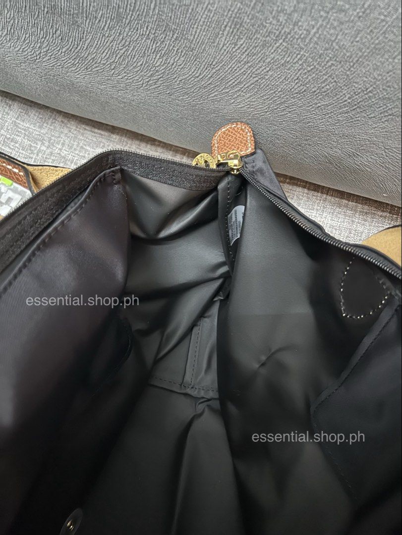 Longchamp Le Pliage Original Medium Long Handle Tote Bag Black (Category: Luxury Bags & Wallets) located in Manila. Submitted by essential.shop.ph (Listing ID 1461543171, Image 3). Description: FOR PRE-ORDER. 7-10 days ETA. 😊 Authentic Longchamp Le Pliage Original Medium Long Handle Black Includes care card, LGP zip lock pouch and paper bag. Dimensions 28 cm (L - measured at the base of the bag) x 26,5 cm (H) x 15,5 cm (W).