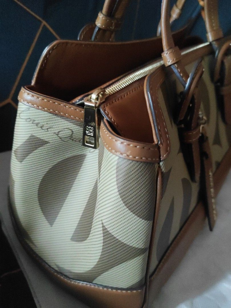 Louis Quatorze (hand bag/shoulder bag) (Category: Shoulder Bags) located in Agoo. Submitted by korea_bags (Listing ID 1461401874, Image 2). Description: message me for best price suitable for a gift dust bag included free LBC delivery.