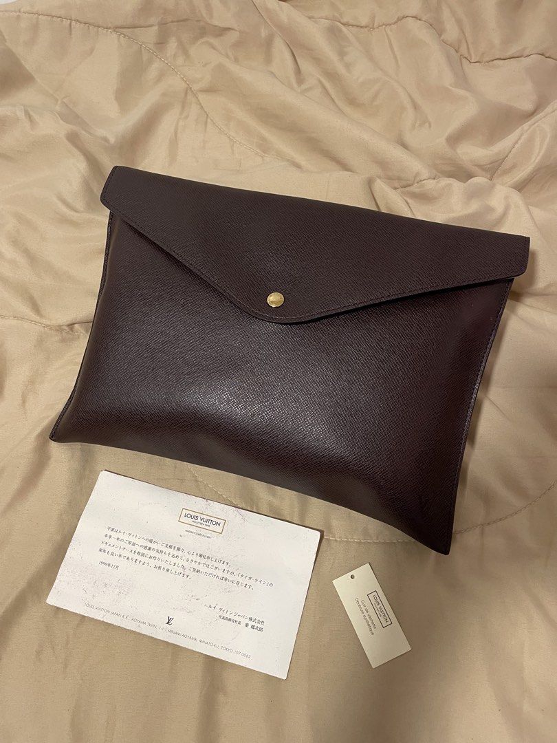 Louis Vuitton clutch (Category: Luxury Bags & Wallets) located in Tarlac. Submitted by ijiro_decluttering (Listing ID 1461556805, Image 2). Description: .