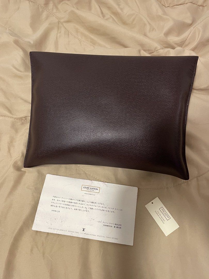 Louis Vuitton clutch (Category: Luxury Bags & Wallets) located in Tarlac. Submitted by ijiro_decluttering (Listing ID 1461556805, Image 3). Description: .
