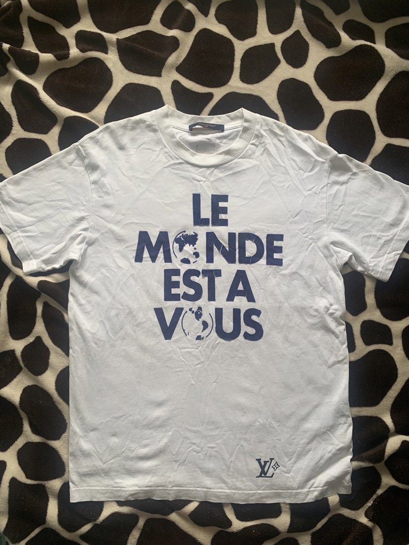 Louis Vuitton Graphic Tee (Category: Tshirts & Polo Shirts ) located in Kabacan. Submitted by nevr_outofstyle (Listing ID 1461364072, Image 1). Description: Louis Vuitton Graphic Tee S on tag fit M-L Details W- 20.5” L- 28” good condition issue: peelings, small washable dirt stain (see pics) need wash buyer will shoulder the delivery fee MOP: Gcash 🚚 J&T.