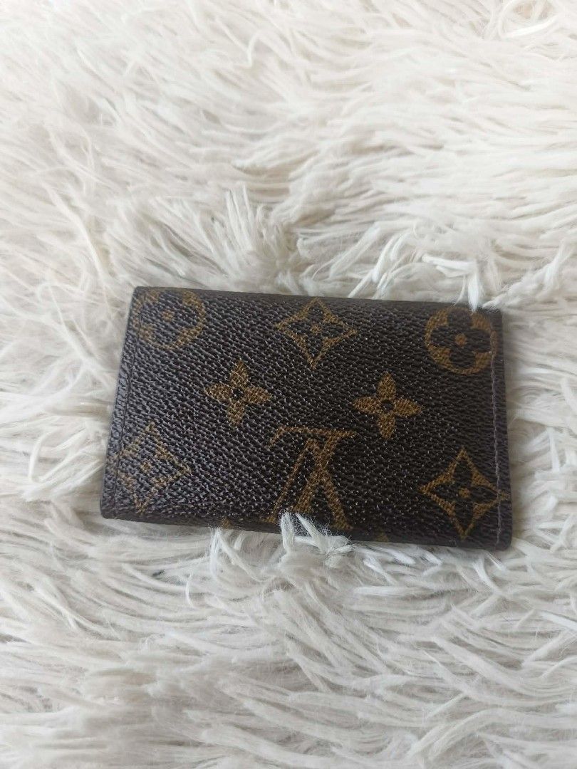 Louis Vuitton Monogram 6 Key Holder (Category: Luxury Bags & Wallets) located in Manila. Submitted by mariecunan80818 (Listing ID 1461403191, Image 2). Description: Authentic Louis Vuitton key holder in the classic Monogram canvas. Holds up to 6 keys. Gold-tone hardware. Interior date code M62630. Compact and practical for everyday use. Keep your keys organized in style..
