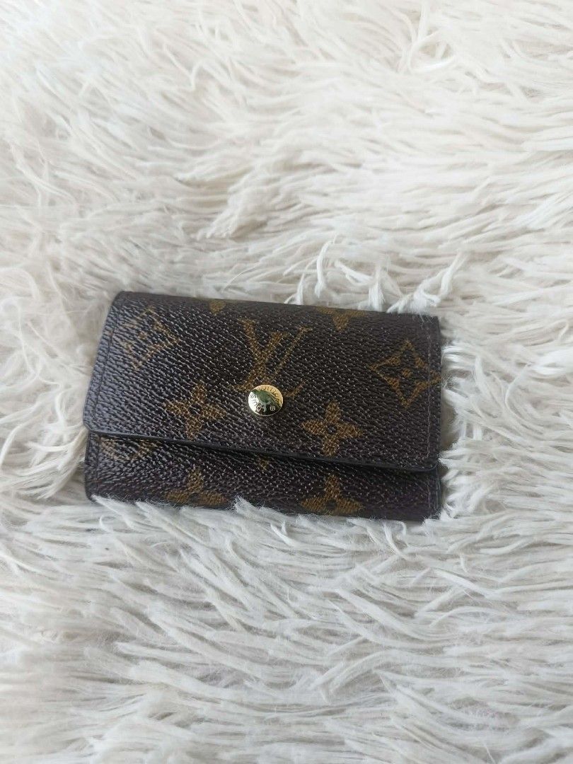 Louis Vuitton Monogram 6 Key Holder (Category: Luxury Bags & Wallets) located in Manila. Submitted by mariecunan80818 (Listing ID 1461403191, Image 1). Description: Authentic Louis Vuitton key holder in the classic Monogram canvas. Holds up to 6 keys. Gold-tone hardware. Interior date code M62630. Compact and practical for everyday use. Keep your keys organized in style..